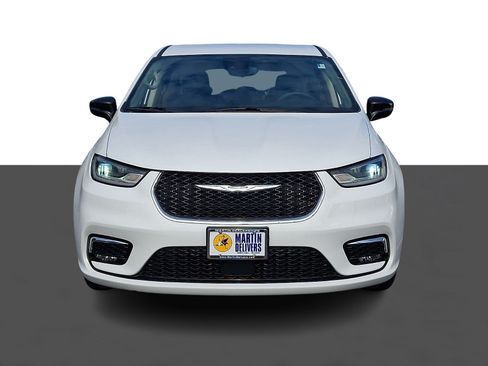 Used 2024 Chrysler Pacifica Touring-L FWD image 2
