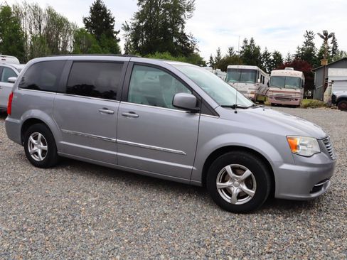 Used 2013 Chrysler Town & Country Touring FWD image 5
