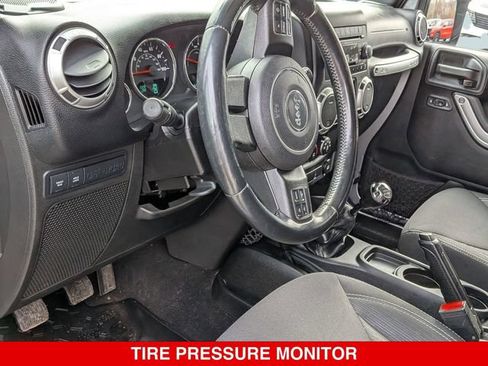 Used 2015 Jeep Wrangler Unlimited Rubicon w/ Connectivity Group AWD/4WD image 17