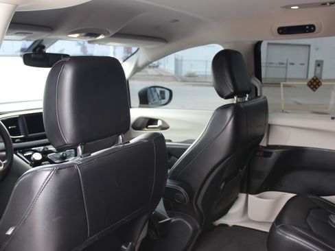 Used 2020 Chrysler Voyager Lxi image 15
