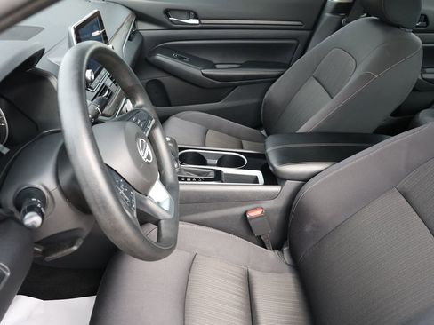 Used 2024 Nissan Altima 2.5 SV FWD image 12