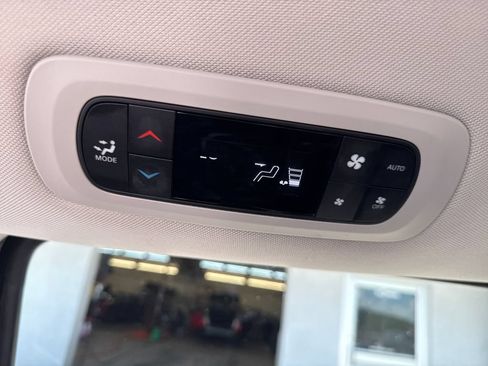 Used 2024 Chrysler Pacifica Limited FWD image 35