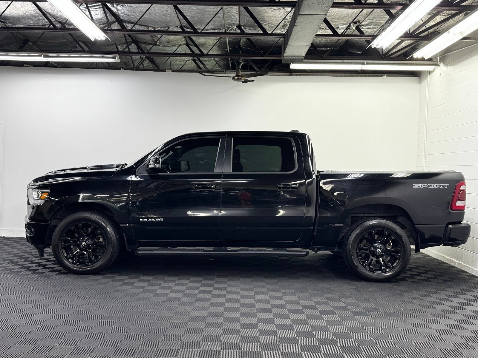 Used 2023 RAM 1500 Laramie AWD/4WD image 3