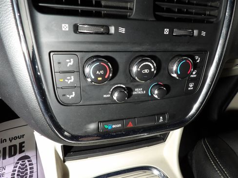 Used 2019 Dodge Grand Caravan SXT FWD image 17