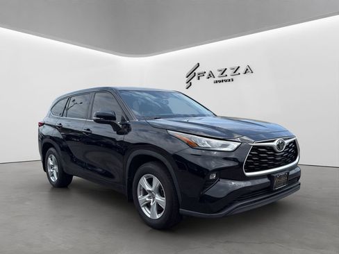 Used 2020 Toyota Highlander LE AWD/4WD image 16