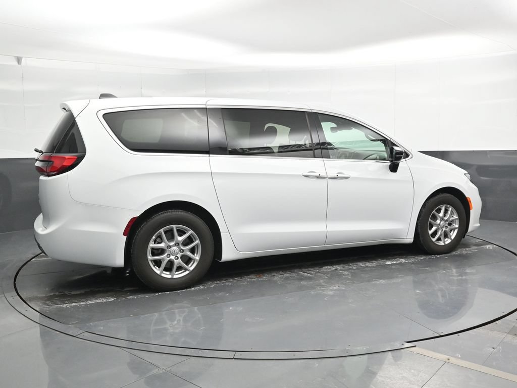 Used 2025 Chrysler Pacifica Select FWD image 2
