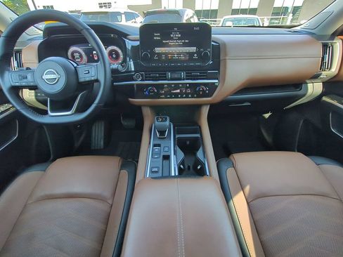 Used 2024 Nissan Pathfinder Platinum FWD image 14