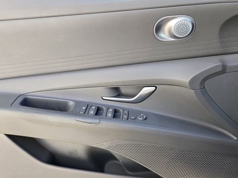 Used 2022 Hyundai Elantra SEL image 11