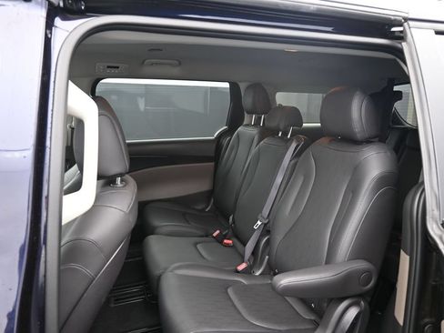 Used 2026 Kia Carnival FWD image 24