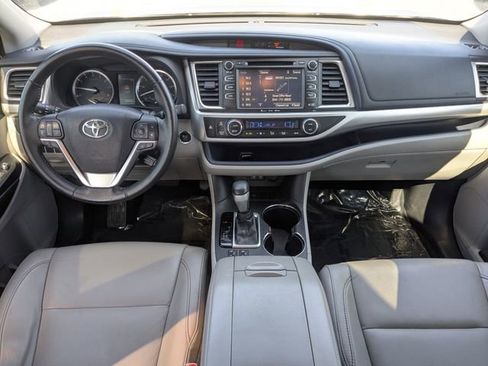 Used 2017 Toyota Highlander XLE image 16