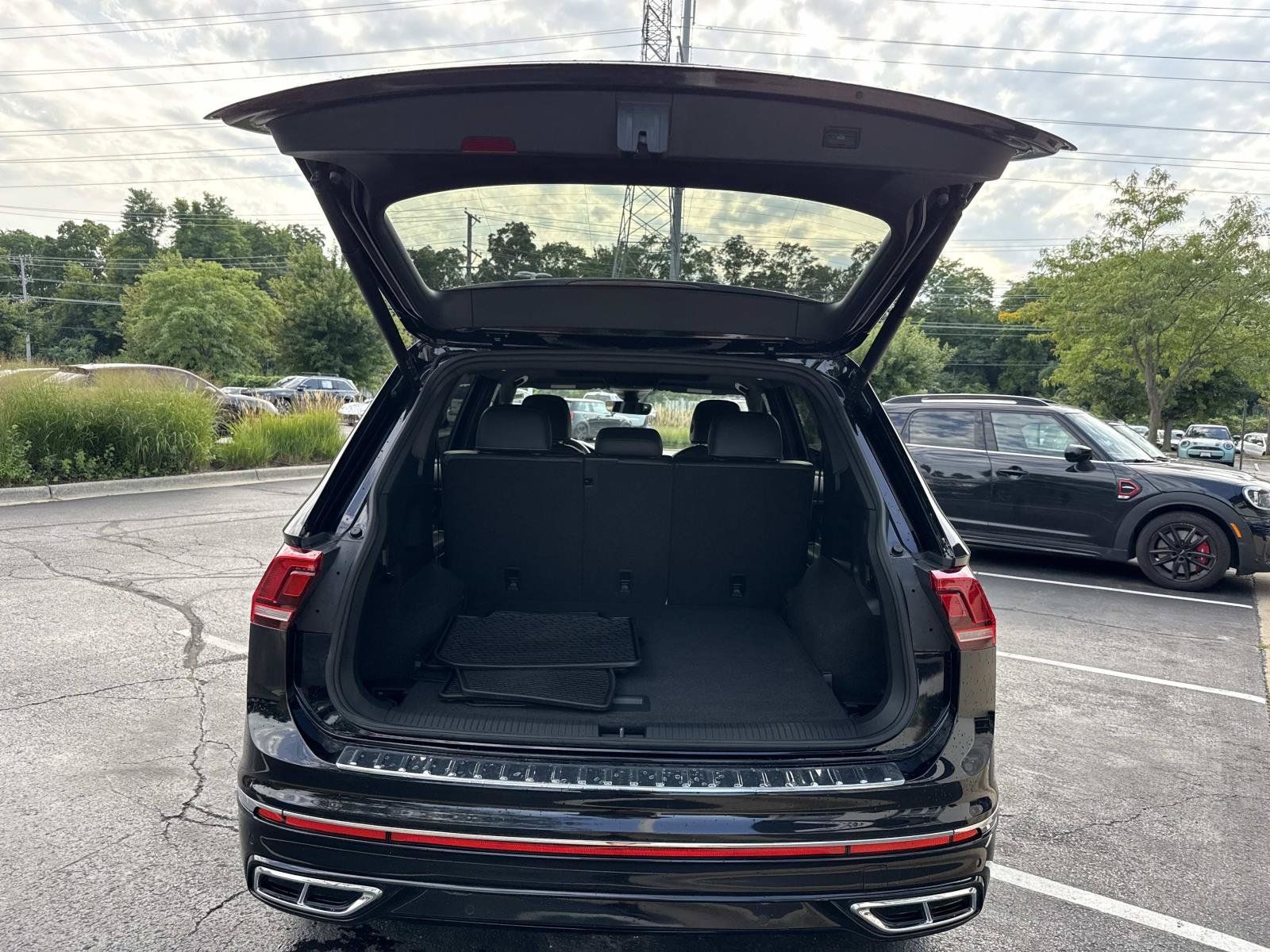 Used 2024 Volkswagen Tiguan SEL R-Line AWD/4WD image 9