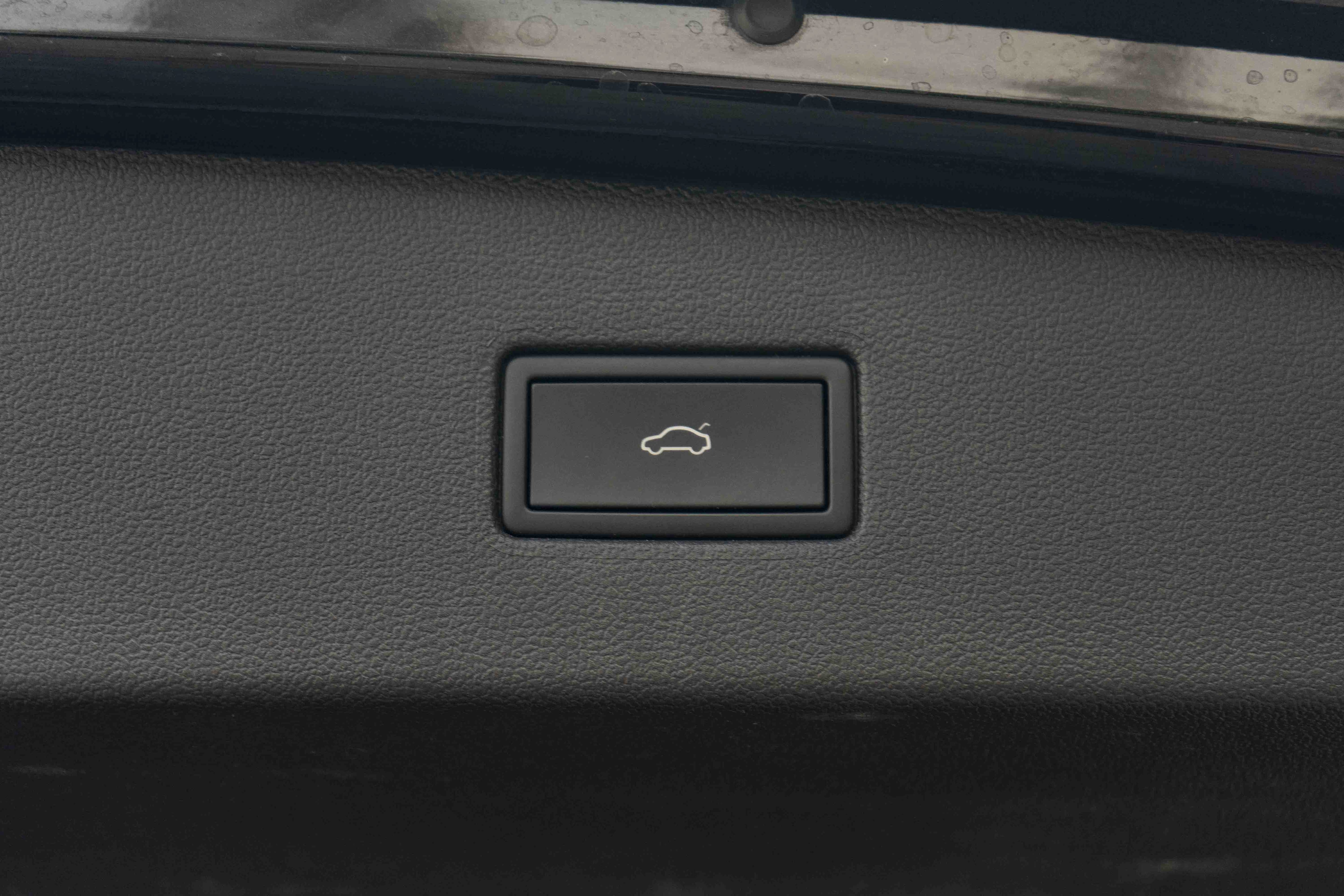 Certified 2023 Volkswagen Tiguan SE R-Line FWD image 36