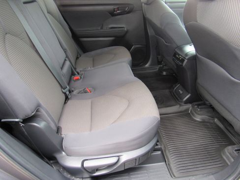 Used 2023 Toyota Highlander L FWD image 35