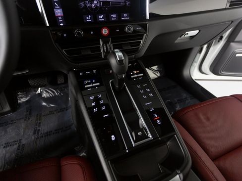 New 2026 Porsche Macan image 22