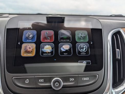 Used 2018 Chevrolet Equinox Premier FWD image 17