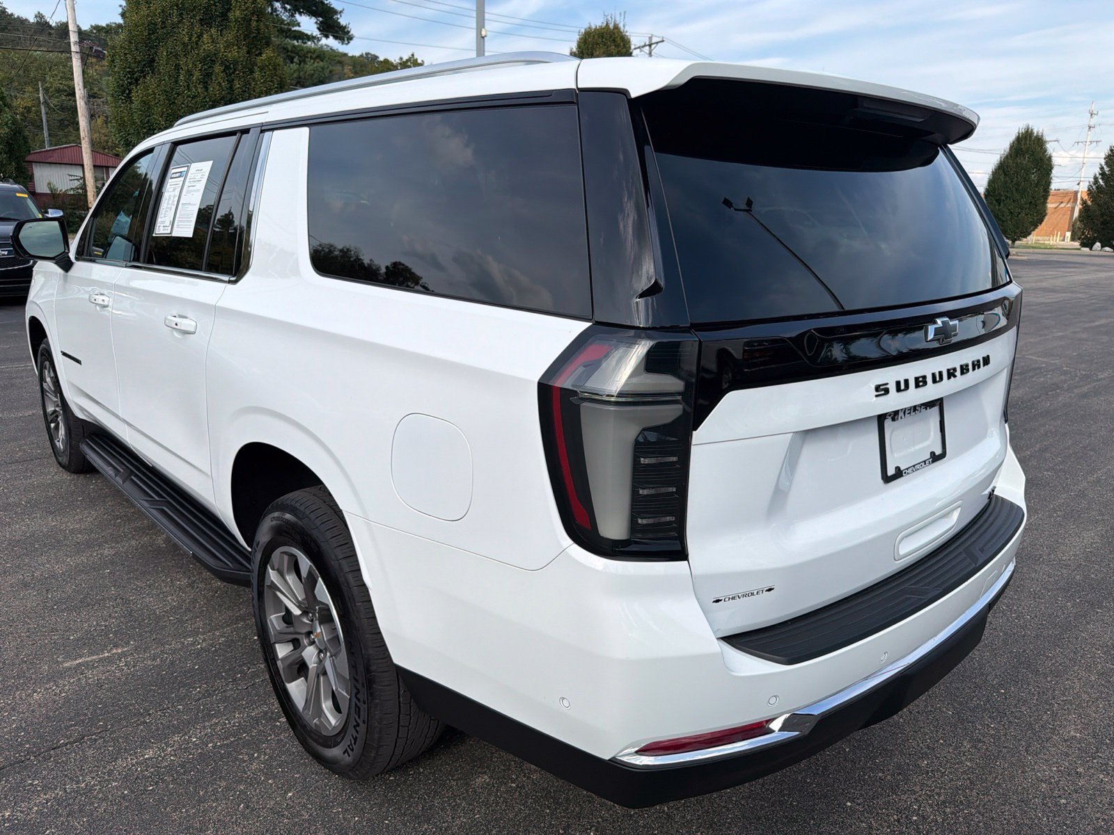 Used 2025 Chevrolet Suburban LT w/ Comfort Package AWD/4WD image 3