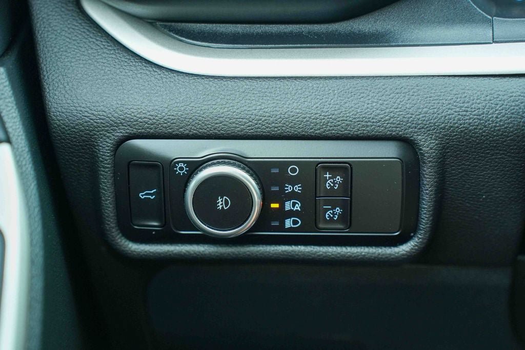 Used 2023 Ford Explorer XLT w/ Equipment Group 202A AWD/4WD image 30