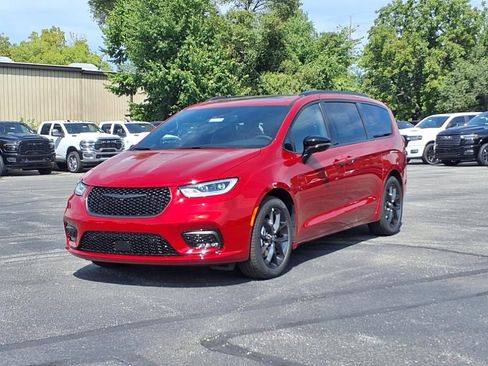 New 2026 Chrysler Pacifica Limited w/ S Appearance Package image 2