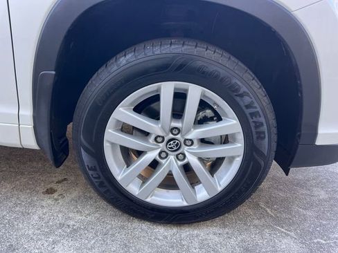 Used 2016 Toyota Highlander LE AWD/4WD image 30