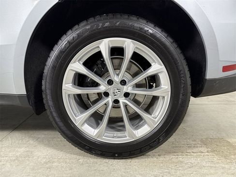 Certified 2025 Porsche Macan image 14