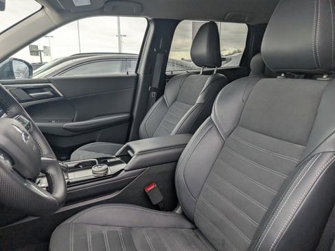 Used 2025 Mitsubishi Outlander SE image 6