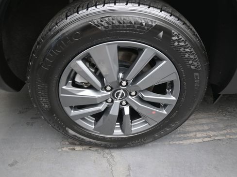 Used 2024 Nissan Pathfinder SV image 11