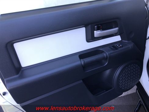 Used 2012 Toyota FJ Cruiser 4WD w/ Upgrade Pkg image 9