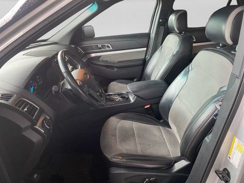 Used 2017 Ford Explorer XLT w/ Equipment Group 202A FWD image 19