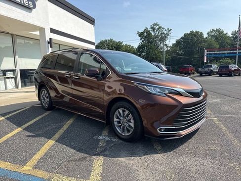Used 2023 Toyota Sienna XLE image 3