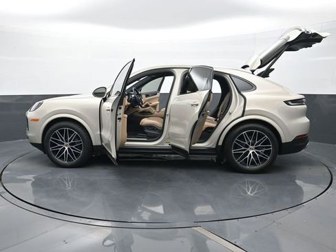 Certified 2025 Porsche Cayenne Coupe AWD/4WD image 30