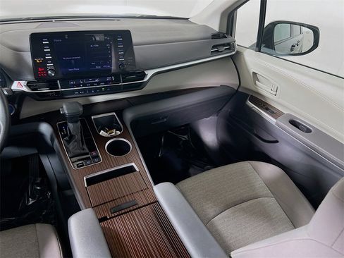 Certified 2024 Toyota Sienna LE image 21