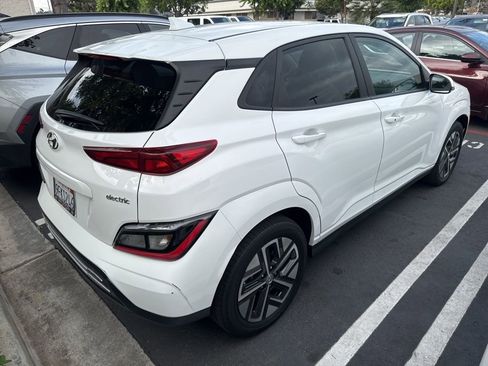 Used 2023 Hyundai Kona SE image 3