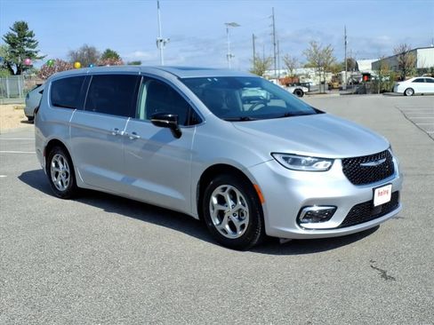 Used 2024 Chrysler Pacifica Limited image 2