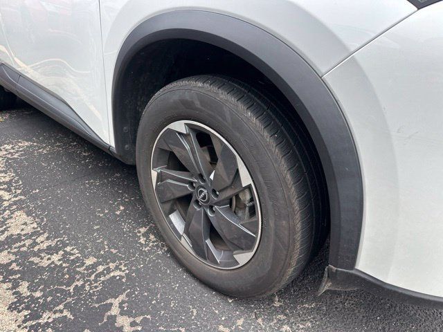 Used 2024 Nissan Rogue SV FWD image 3