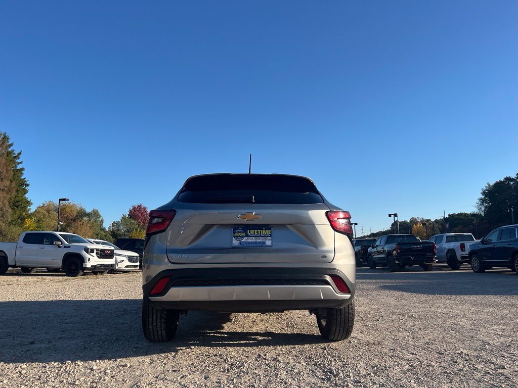 Used 2025 Chevrolet Trax LT w/ LT Convenience Package FWD image 9