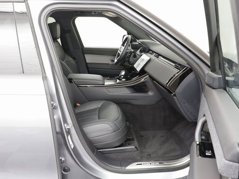 Used 2025 Land Rover Range Rover Sport SE image 19