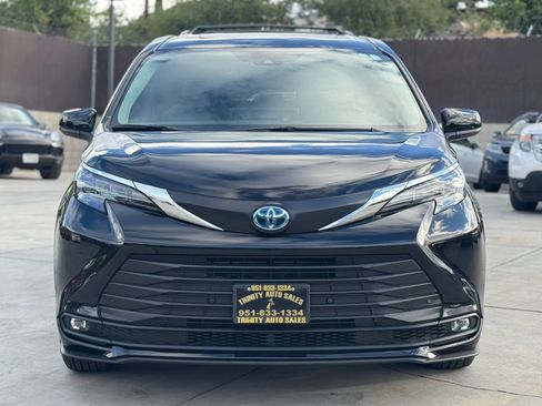 Used 2025 Toyota Sienna XLE image 2