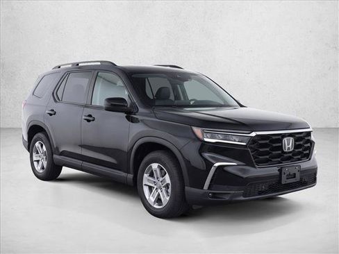 Used 2023 Honda Pilot LX image 2