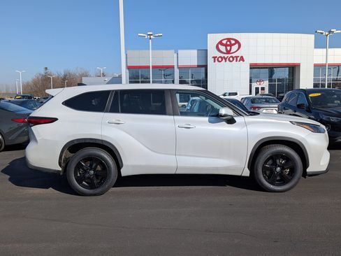 Certified 2023 Toyota Highlander LE image 9