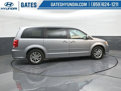 Used 2016 Dodge Grand Caravan SE image 3