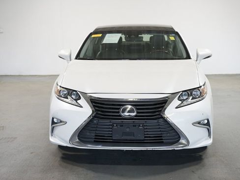 Used 2017 Lexus ES 350 w/ Luxury Package image 2