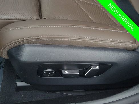 Used 2025 BMW 540i xDrive w/ Premium Package image 18