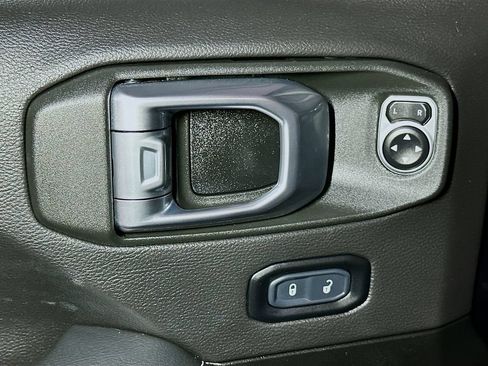 Used 2023 Jeep Wrangler Unlimited Sahara w/ Dual Top Group AWD/4WD image 15