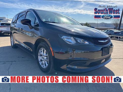 Used 2022 Chrysler Voyager LX image 1