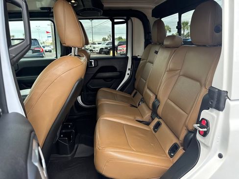 Used 2023 Jeep Gladiator Rubicon w/ Cold Weather Group AWD/4WD image 18