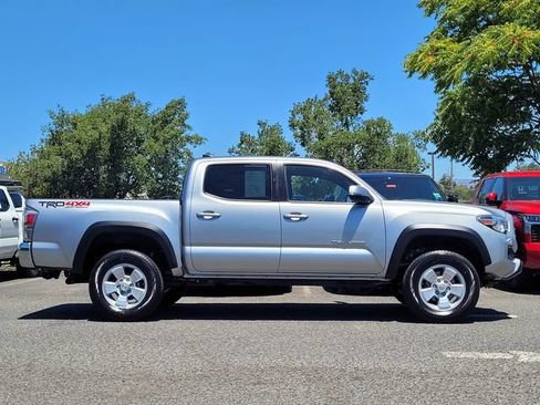 Certified 2022 Toyota Tacoma TRD Off-Road AWD/4WD image 5