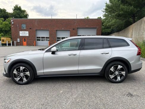 Used 2025 Volvo V60 B5 Cross Country Plus AWD/4WD image 3