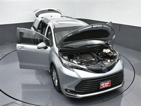 Used 2025 Toyota Sienna XLE FWD image 47