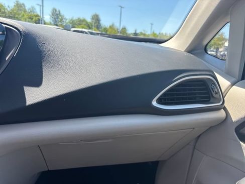 Used 2023 Chrysler Pacifica Touring-L FWD image 19