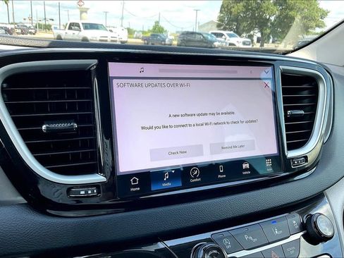Certified 2024 Chrysler Pacifica Touring-L FWD image 24